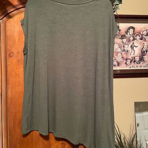 Green top! - Picture 3 of 4